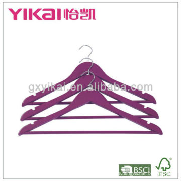 Dunkler lila hölzerner Hemdbügel mit runder Stange und U-Kerben